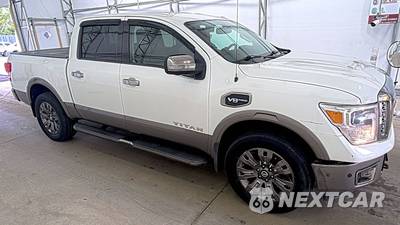 2017 Nissan TITAN Platinum Reserve Crew Cab Short Bed - zdjęcie 3 z 46 - miniatura