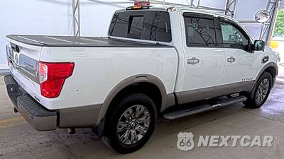 2017 Nissan TITAN Platinum Reserve Crew Cab Short Bed - zdjęcie 4 z 46 - miniatura