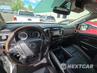 2017 Nissan TITAN Platinum Reserve Crew Cab Short Bed - zdjęcie 11 z 46 - miniatura