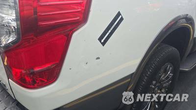 2017 Nissan TITAN Platinum Reserve Crew Cab Short Bed - zdjęcie 27 z 46 - miniatura