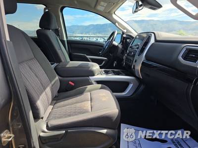 2021 Nissan TITAN SV Crew Cab Short Bed - zdjęcie 8 z 38 - miniatura