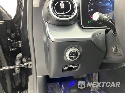 2025 Mercedes-Benz C 300 4MATIC - zdjęcie 8 z 39 - miniatura