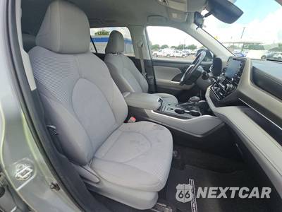 2021 Toyota Highlander LE - zdjęcie 8 z 30 - miniatura