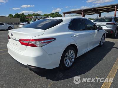 2019 Toyota Camry LE - zdjęcie 4 z 46 - miniatura
