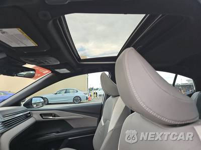 2025 Toyota Camry SE - zdjęcie 17 z 21 - miniatura