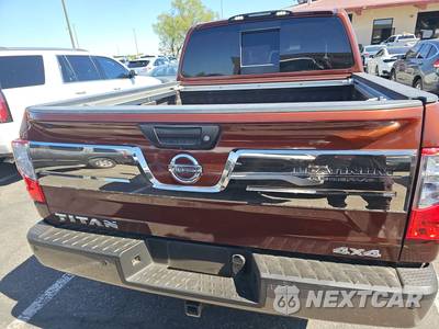 2017 Nissan TITAN Platinum Reserve Crew Cab Short Bed - zdjęcie 5 z 27 - miniatura