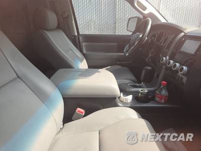2016 Toyota Sequoia SR5 - zdjęcie 8 z 21 - miniatura