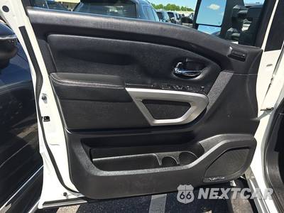 2017 Nissan TITAN PRO-4X Crew Cab Short Bed - zdjęcie 9 z 52 - miniatura