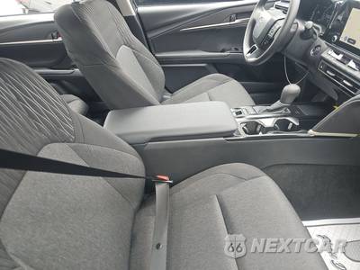 2026 Toyota Camry LE - zdjęcie 8 z 18 - miniatura