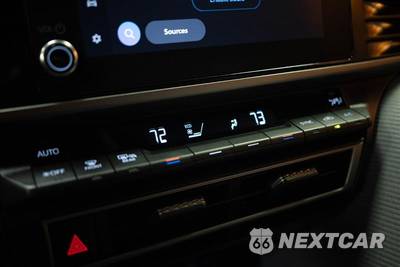 2025 Toyota Camry SE - zdjęcie 22 z 29 - miniatura