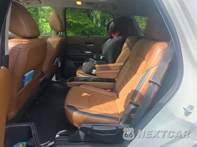 2023 Nissan Pathfinder Platinum - zdjęcie 14 z 29 - miniatura