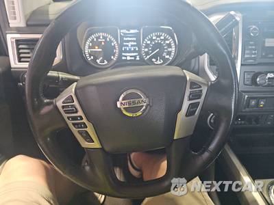 2018 Nissan TITAN XD SV Crew Cab Medium Bed - zdjęcie 10 z 26 - miniatura