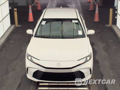 2025 Toyota Camry LE - zdjęcie 2 z 18 - miniatura