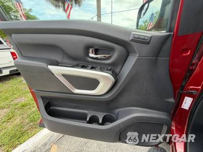 2019 Nissan TITAN SL Crew Cab Short Bed - zdjęcie 35 z 49 - miniatura
