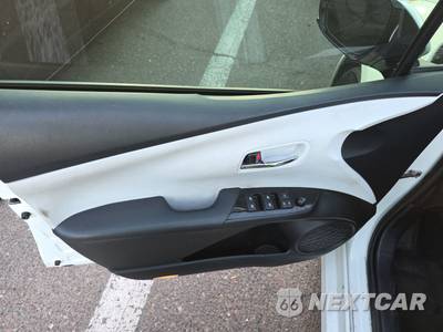2018 Toyota Prius Two Eco - zdjęcie 9 z 40 - miniatura