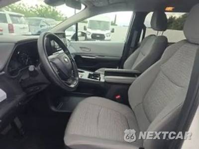 2025 Toyota Sienna LE 8-Passenger 120.5" WB - zdjęcie 6 z 15 - miniatura