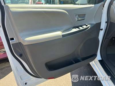 2015 Toyota Sienna LE 8-Passenger 119.3" WB - zdjęcie 38 z 39 - miniatura