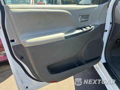 2015 Toyota Sienna LE 8-Passenger 119.3" WB - zdjęcie 27 z 39 - miniatura