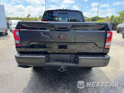 2024 Nissan TITAN PRO-4X Crew Cab Short Bed - zdjęcie 11 z 51 - miniatura