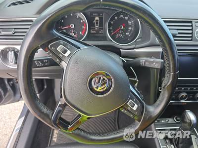 2017 Volkswagen Passat 1.8T R-Line w/Comfort Pkg - zdjęcie 10 z 36 - miniatura