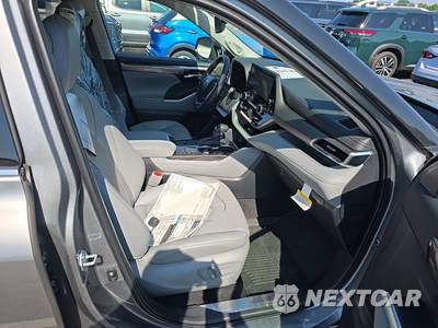 2026 Toyota Highlander Hybrid Limited - zdjęcie 14 z 26 - miniatura