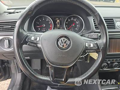 2017 Volkswagen Passat 1.8T R-Line w/Comfort Pkg - zdjęcie 10 z 30 - miniatura