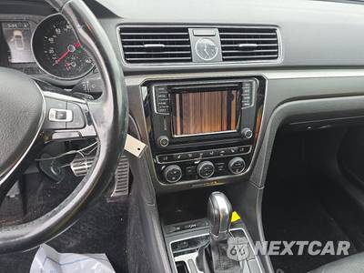 2017 Volkswagen Passat 1.8T R-Line w/Comfort Pkg - zdjęcie 11 z 30 - miniatura