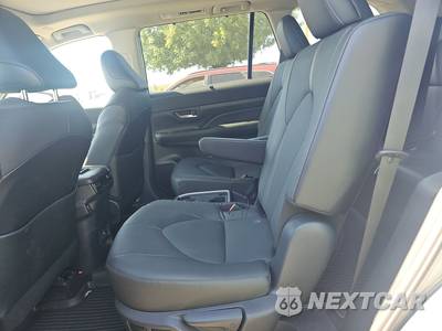 2025 Toyota Grand Highlander Platinum - zdjęcie 13 z 19 - miniatura