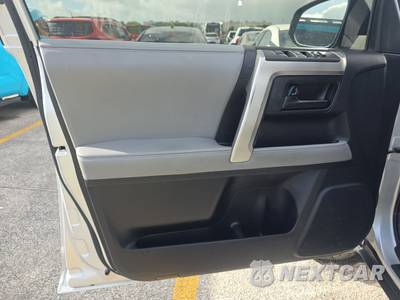 2022 Toyota 4Runner SR5 - zdjęcie 9 z 19 - miniatura