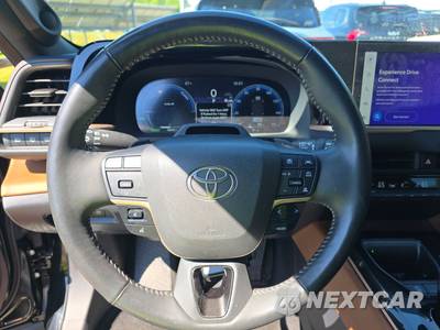 2025 Toyota Crown Signia Limited - zdjęcie 10 z 26 - miniatura