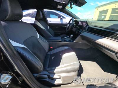 2025 Toyota Camry SE - zdjęcie 8 z 33 - miniatura