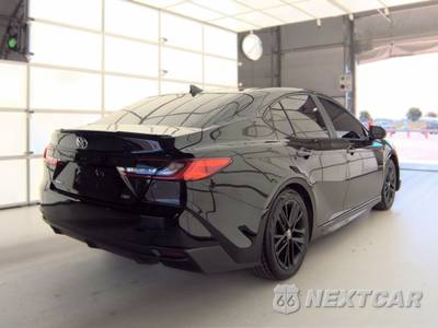 2025 Toyota Camry SE - zdjęcie 4 z 33 - miniatura