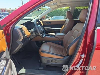 2025 Nissan Pathfinder Platinum - zdjęcie 11 z 26 - miniatura