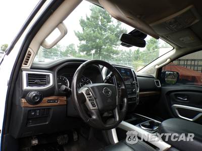 2021 Nissan TITAN SL Crew Cab Short Bed - zdjęcie 9 z 34 - miniatura