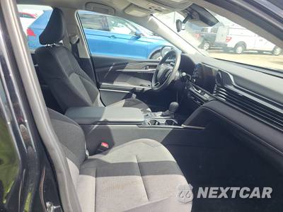 2025 Toyota Camry LE - zdjęcie 8 z 17 - miniatura