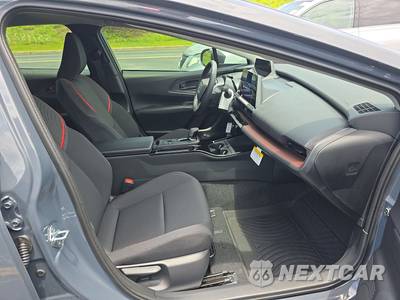 2026 Toyota Prius Plug-In Hybrid SE - zdjęcie 14 z 25 - miniatura