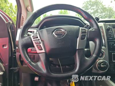 2018 Nissan TITAN SV Crew Cab Short Bed - zdjęcie 10 z 23 - miniatura