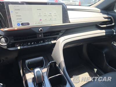 2025 Toyota Crown Signia XLE - zdjęcie 11 z 20 - miniatura