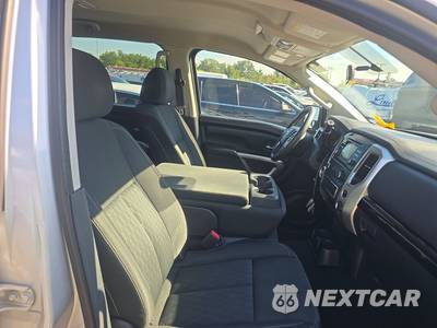 2017 Nissan TITAN SV Crew Cab Short Bed - zdjęcie 8 z 26 - miniatura
