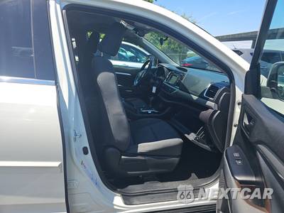 2016 Toyota Highlander LE - zdjęcie 8 z 35 - miniatura