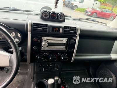 2010 Toyota FJ Cruiser w/Rear Doors - zdjęcie 28 z 33 - miniatura