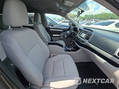 2015 Toyota Highlander LE - zdjęcie 8 z 35 - miniatura