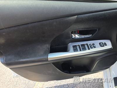 2015 Toyota Prius v Two - zdjęcie 9 z 34 - miniatura