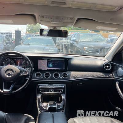 2017 Mercedes-Benz E 300 Sport 4MATIC Sedan - zdjęcie 34 z 50 - miniatura