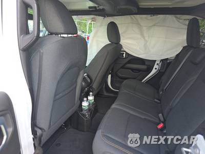 2026 Jeep Wrangler 4 Door Sahara - zdjęcie 13 z 17 - miniatura