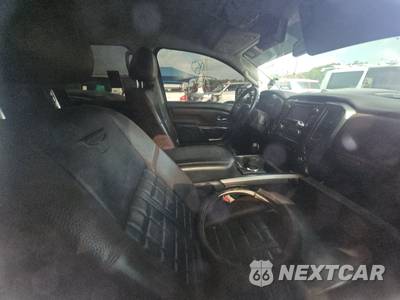 2017 Nissan TITAN Platinum Reserve Crew Cab Short Bed - zdjęcie 8 z 35 - miniatura