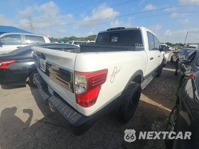 2017 Nissan TITAN Platinum Reserve Crew Cab Short Bed - zdjęcie 4 z 35 - miniatura