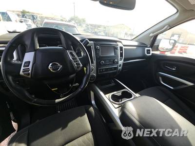 2018 Nissan TITAN SV Crew Cab Short Bed - zdjęcie 11 z 45 - miniatura