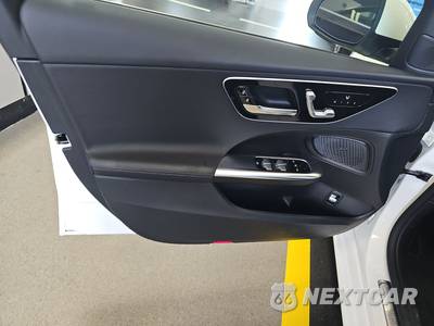 2023 Mercedes-Benz C 300 4MATIC Sedan - zdjęcie 9 z 26 - miniatura