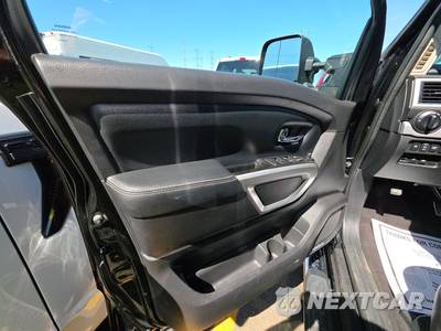 2017 Nissan TITAN PRO-4X Crew Cab Extra Short Bed - zdjęcie 9 z 42 - miniatura